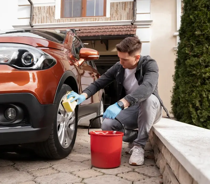 Lavage auto à domicile Villiers-Charlemagne : professionnel intervenant sur un véhicule